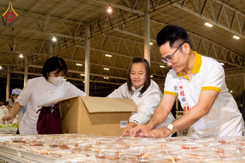 ภาพ No.305237:วันที่ 29 มกราคม พ.ศ. 2569 พิธีถวายภัตตาหารเป็นสังฆทาน แด่พระธรรมยาตรา ณ วัดพระธรรมกาย  จังหวัดปทุมธานี ในโครงการธรรมยาตรา กตัญญูบูชา มหาปูชนียาจารย์ พระมงคลเทพมุนี(สด จนฺทสโร) พระผู้ปราบมาร อนุสรณ์สถาน 7 แห่ง ปีที่ 14