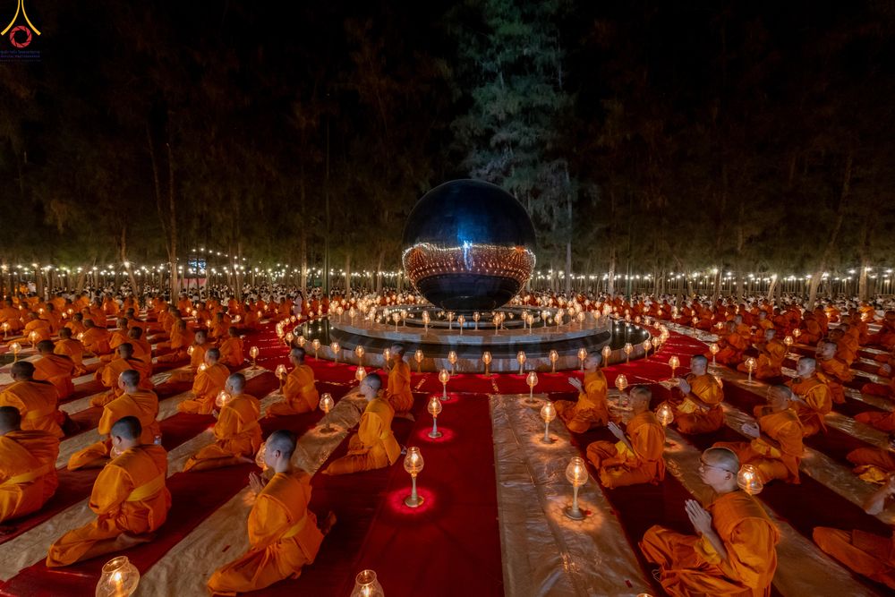 ภาพ No.290218:วันที่ 6 มกราคม พ.ศ. 2569 พิธีจุดประทีปถวายเป็นพุทธบูชา และบูชาธรรมมหาปูชนียาจารย์ (ภาพชุดที่ 2) ณ อนุสรณ์สถานมหาวิหารพระมงคลเทพมุนี (โลตัสแลนด์) อ.สองพี่น้อง จ.สุพรรณบุรี ในโครงการธรรมยาตรา กตัญญูบูชา มหาปูชนียาจารย์ พระมงคลเทพมุนี(สด จนฺทสโร) พระผู้ปรา