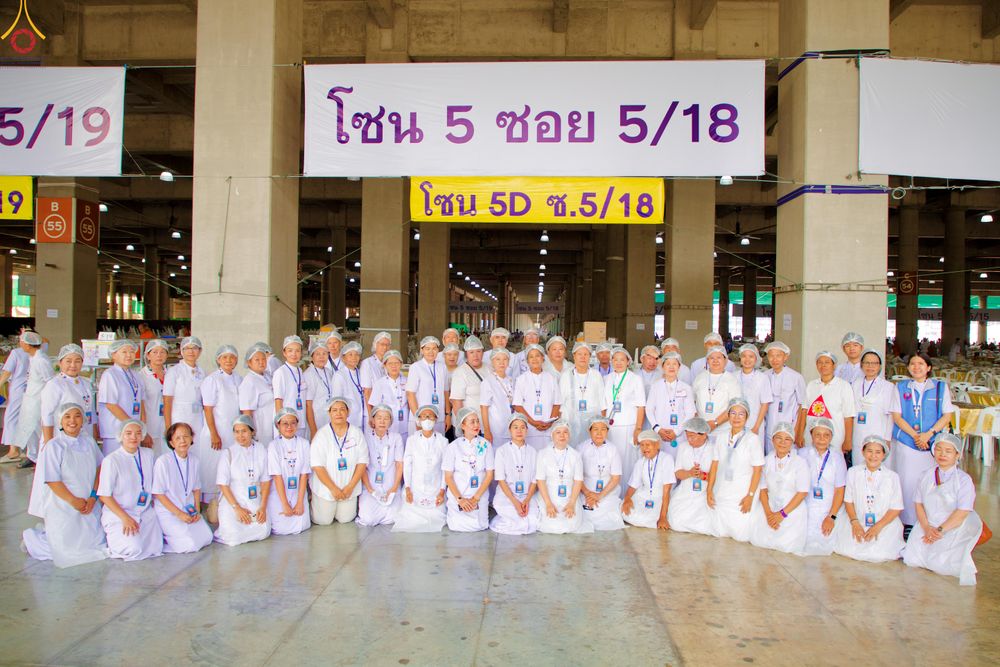 ภาพ No.325670:วันที่ 22 เมษายน พ.ศ.2569(วันคุ้มครองโลก) งานถวายมหาสังฆทาน 40,000 กว่าวัดทั่วประเทศ เจ้าหน้าที่ สาธุชน ร่วมใจจัดเตรียมภัตตาหารเพล (ชุด 2)