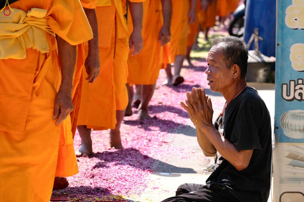 ภาพ No.304224:วันที่ 25 มกราคม พ.ศ. 2569 พิธีต้อนรับพระธรรมยาตรา  รร.สามัคคีราษฏร์บำรุง-วัดพระธรรมกาย ในโครงการธรรมยาตรา กตัญญูบูชา มหาปูชนียาจารย์ พระมงคลเทพมุนี(สด จนฺทสโร) พระผู้ปราบมาร อนุสรณ์สถาน 7 แห่ง ปีที่ 14