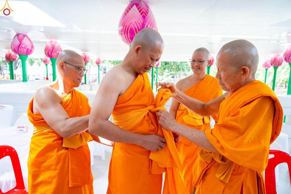 ภาพ No.330764:วันวิสาขบูชา อาทิตย์ที่ 31 พฤษภาคม พ.ศ.2569 พิธีบรรพชาสามเณรอุบาสก 11 ท่าน , พิธีถวายบาตรผ้าไตร และจตุปัจจัยไทยธรรม แด่สามเณร , พิธีอุปสมบทอุทิศชีวิต , พิธีกล่าวคำกัปปิยภัณฑ์  ณ อุโบสถพระไตรปิฎก วัดพระธรรมกาย จังหวัดปทุมธานี