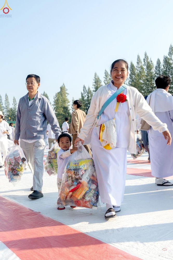 ภาพ No.292472:วันที่ 11 มกราคม พ.ศ. 2569 พิธีตักบาตรพระธรรมยาตรา ณ อนุสรณ์สถานคลองบางนางแท่น อ.สามพราน จ.นครปฐม ในโครงการธรรมยาตรา กตัญญูบูชา มหาปูชนียาจารย์ พระมงคลเทพมุนี(สด จนฺทสโร) พระผู้ปราบมาร อนุสรณ์สถาน 7 แห่ง ปีที่ 14