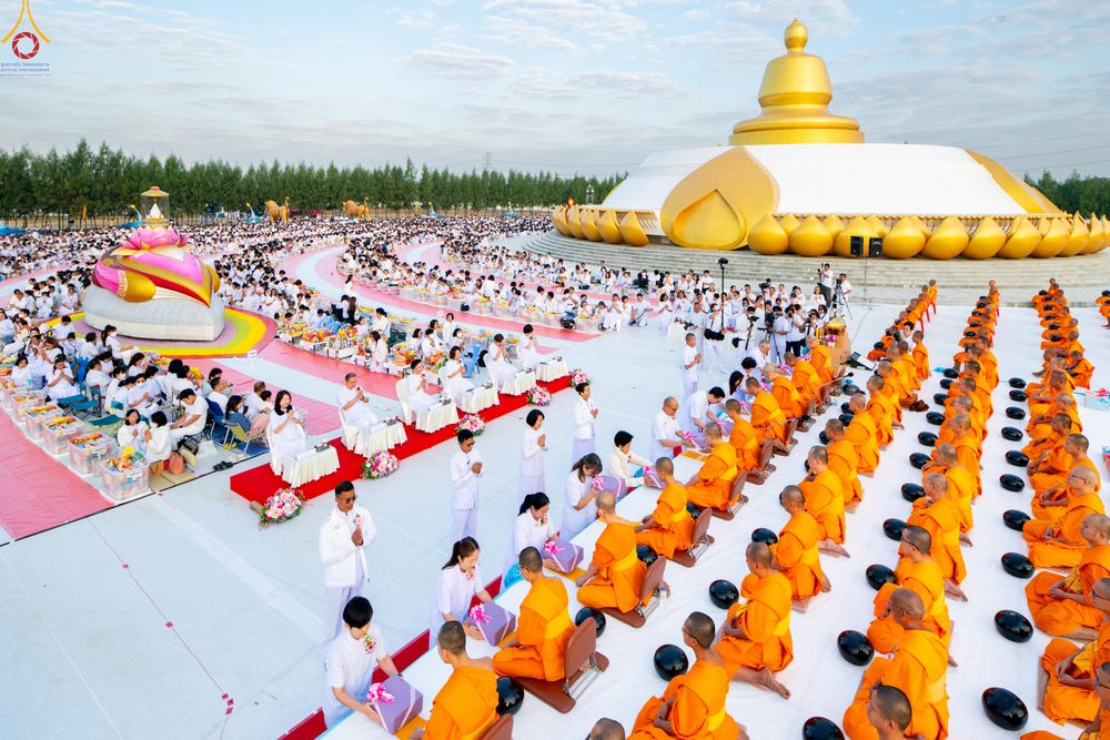 ภาพ No.302563:วันที่ 24 มกราคม พ.ศ. 2569 พิธีตักบาตรพระธรรมยาตรา ณ อนุสรณ์สถานลำดับที่ 5 สถานที่เผยแผ่วิชชาธรรมกายครั้งแรก อนุสรณ์สถานบางปลา วัดบางปลา อำเภอบางเลน จังหวัดนครปฐม ในโครงการธรรมยาตรา กตัญญูบูชา มหาปูชนียาจารย์ พระมงคลเทพมุนี(สด จนฺทสโร) พระผู้ปราบมาร อนุส