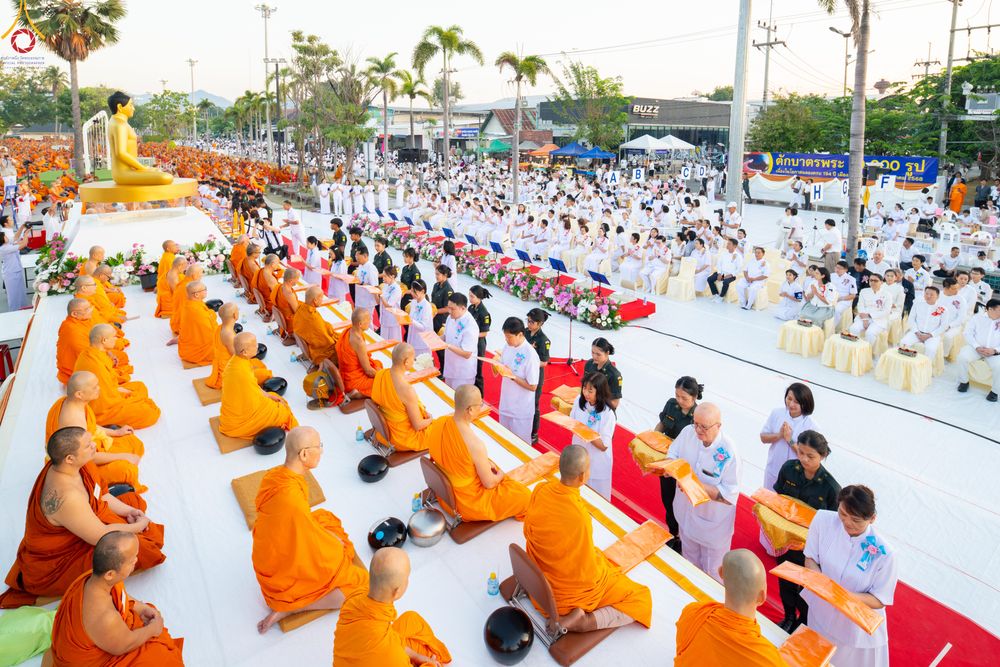 ภาพ No.282765:วันเสาร์ที่ 20 ธันวาคม พ.ศ.2568 พิธีตักบาตรพระ 10,000 รูป (ชุด 2) เนื่องในโอกาส 194 ปี จังหวัดกาญจนบุรี และอุทิศส่วนกุศลให้แด่บรรพชนทั้งหลาย บริเวณถนนสองแคว (Skywalk) เมืองกาญจนบุรี