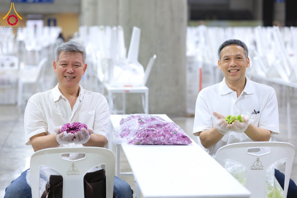 ภาพ No.303311:วันที่ 15-21 มกราคม พ.ศ.2569 ปลิดกลีบดอกเบญจทรัพย์ เพื่อโปรยต้อนรับพระธรรมยาตรา ในโครงการธรรมยาตรา กตัญญูบูชา มหาปูชนียาจารย์ พระมงคลเทพมุนี(สด จนฺทสโร) พระผู้ปราบมาร อนุสรณ์สถาน 7 แห่ง ปีที่ 14 ณ วิหารคด วัดพระธรรมกาย