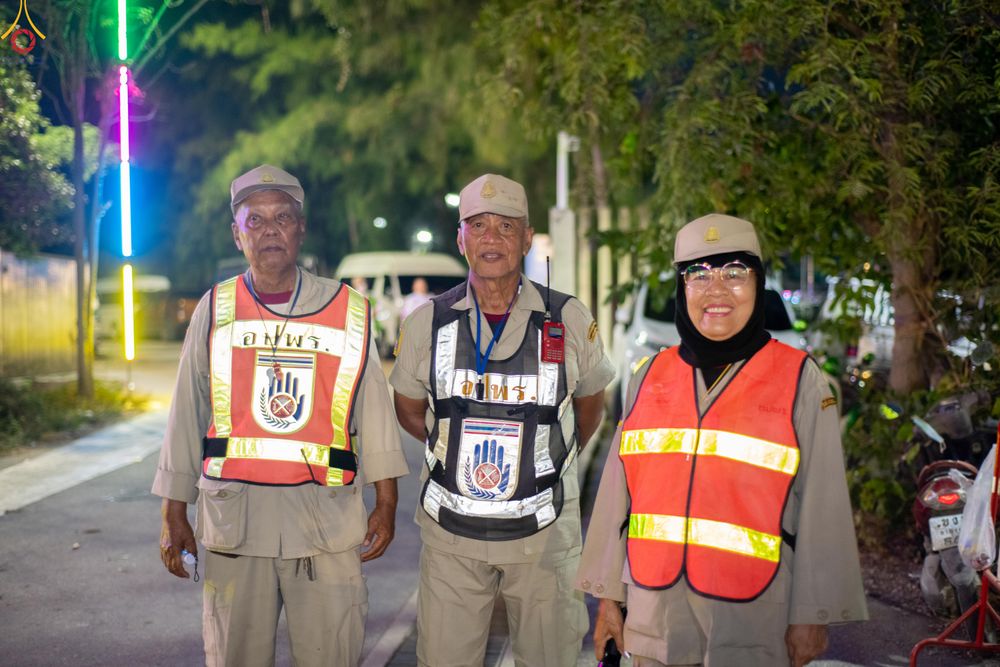 ภาพ No.301575:ภาพเบื้องหลังอาสาสมัครรวมใจ ชุดที่ 4 ในโครงการธรรมยาตรา กตัญญูบูชา มหาปูชนียาจารย์ พระมงคลเทพมุนี(สด จนฺทสโร) พระผู้ปราบมาร อนุสรณ์สถาน 7 แห่ง ปีที่ 14