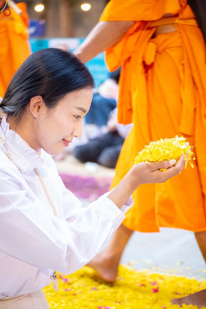 ภาพ No.287916:วันที่ 3 มกราคม พ.ศ. 2569 พิธีต้อนรับพระธรรมยาตรา ครั้งที่ 2 (ภาพชุดที่ 2) ในโครงการธรรมยาตรา กตัญญูบูชา มหาปูชนียาจารย์ พระมงคลเทพมุนี(สด จนฺทสโร) พระผู้ปราบมาร อนุสรณ์สถาน 7 แห่ง ปีที่ 14 ณ อนุสรณ์สถานมหาวิหารพระมงคลเทพมุนี (โลตัสแลนด์) อ.สองพี่น้อง จ.