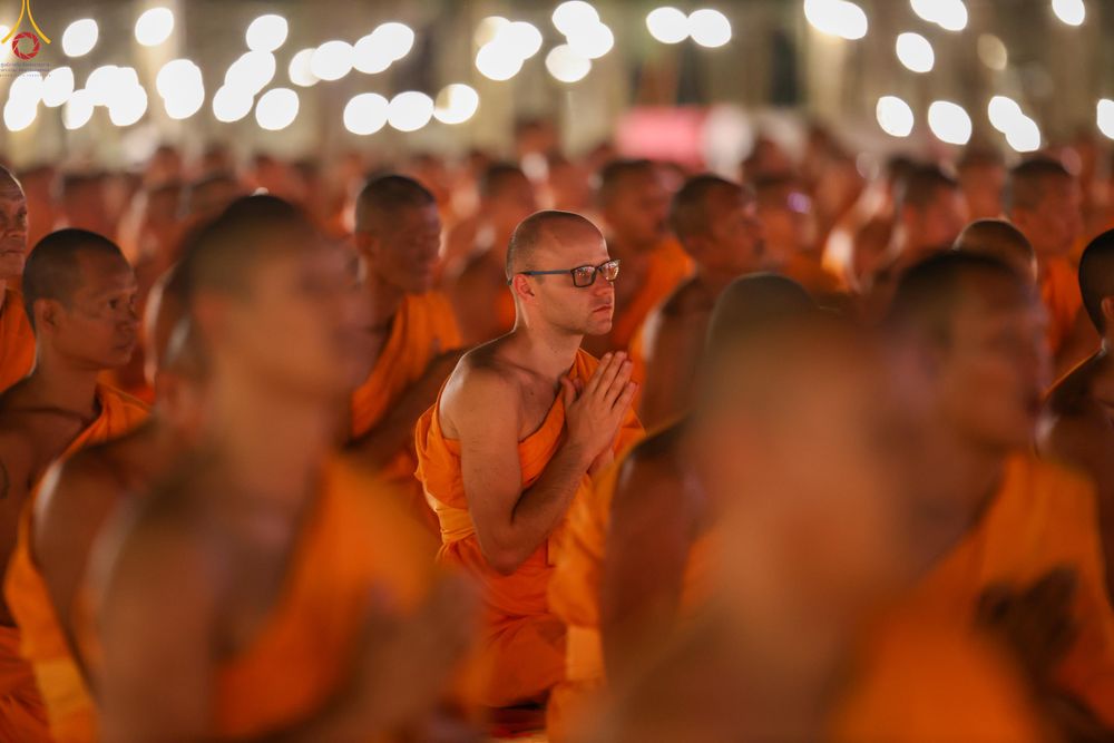 ภาพ No.290215:วันที่ 6 มกราคม พ.ศ. 2569 พิธีจุดประทีปถวายเป็นพุทธบูชา และบูชาธรรมมหาปูชนียาจารย์ (ภาพชุดที่ 2) ณ อนุสรณ์สถานมหาวิหารพระมงคลเทพมุนี (โลตัสแลนด์) อ.สองพี่น้อง จ.สุพรรณบุรี ในโครงการธรรมยาตรา กตัญญูบูชา มหาปูชนียาจารย์ พระมงคลเทพมุนี(สด จนฺทสโร) พระผู้ปรา