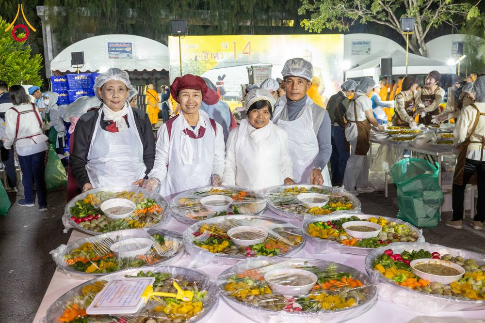 ภาพ No.292733:วันที่ 12 มกราคม พ.ศ. 2569 พิธีถวายภัตตาหารเป็นสังฆทาน แด่พระธรรมยาตรา ณ อนุสรณ์สถานมหาวิหารพระมงคลเทพมุนี (โลตัสแลนด์) อ.สองพี่น้อง จ.สุพรรณบุรี ในโครงการธรรมยาตรา กตัญญูบูชา มหาปูชนียาจารย์ พระมงคลเทพมุนี(สด จนฺทสโร) พระผู้ปราบมาร อนุสรณ์สถาน 7 แห่ง ปี