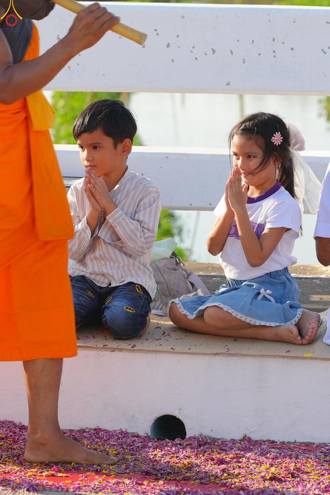 ภาพ No.292879:วันที่ 11 มกราคม พ.ศ. 2569 พิธีต้อนรับพระธรรมยาตรา ณ อนุสรณ์สถานลำดับที่ 3 สถานที่เกิดในเพศสมณะ วัดสองพี่น้อง อำเภอสองพี่น้อง จังหวัดสุพรรณบุรี ในโครงการธรรมยาตรา กตัญญูบูชา มหาปูชนียาจารย์ พระมงคลเทพมุนี(สด จนฺทสโร) พระผู้ปราบมาร อนุสรณ์สถาน 7 แห่ง ปีที