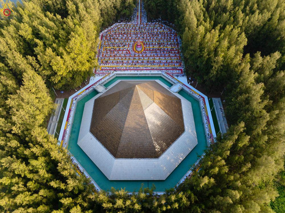 ภาพ No.287538:วันที่ 3 มกราคม พ.ศ. 2569 พิธีต้อนรับพระธรรมยาตรา ในโครงการธรรมยาตรา กตัญญูบูชา มหาปูชนียาจารย์ พระมงคลเทพมุนี(สด จนฺทสโร) พระผู้ปราบมาร อนุสรณ์สถาน 7 แห่ง ปีที่ 14 ณ อนุสรณ์สถานมหาวิหารพระมงคลเทพมุนี (โลตัสแลนด์) อ.สองพี่น้อง จ.สุพรรณบุรี