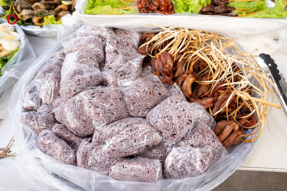 ภาพ No.293827:วันที่ 14 มกราคม พ.ศ. 2569  พิธีถวายภัตตาหารเป็นสังฆทาน แด่พระธรรมยาตรา  ณ วัดสองพี่น้อง ต.ต้นตาล อ.สองพี่น้อง จ.สุพรรณบุรี  ในโครงการธรรมยาตรา กตัญญูบูชา มหาปูชนียาจารย์  พระมงคลเทพมุนี(สด จนฺทสโร) พระผู้ปราบมาร  อนุสรณ์สถาน 7 แห่ง ปีที่ 14