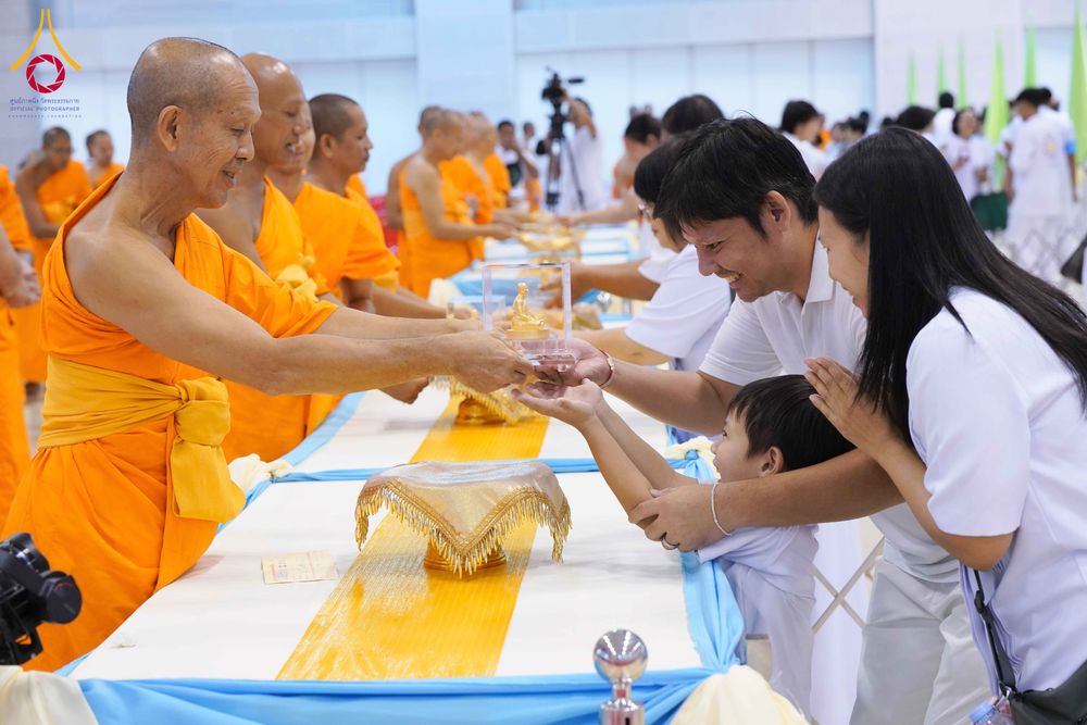 ภาพ No.338097:วันอาทิตย์ต้นเดือน 5 กรกฎาคม พ.ศ.2569 สัมมนาพิเศษ พิธีมอบพระของขวัญ ณ ห้องแก้วสารพัด1 วัดพระธรรมกาย