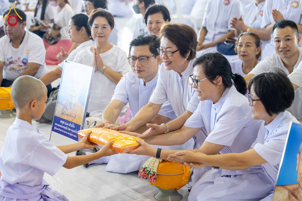 ภาพ No.319484:วันเสาร์ที่ 4 เมษายน พ.ศ.2569 พิธีขอขมา มอบผ้าไตร และถวายบาตรแด่นาคธรรมทายาท ในโครงการบรรพชาสามเณรฟื้นฟูพระพุทธศาสนาทั่วไทย โครงการหน่อแก้วเปรียญธรรม รุ่นที่ 14 โครงการสามเณรยุวธรรมทายาท รุ่นที่ 34 โครงการสามเณรมัชฌิมธรรมทายาท รุ่นที่ 30 ณ สภาธรรมกายสากล