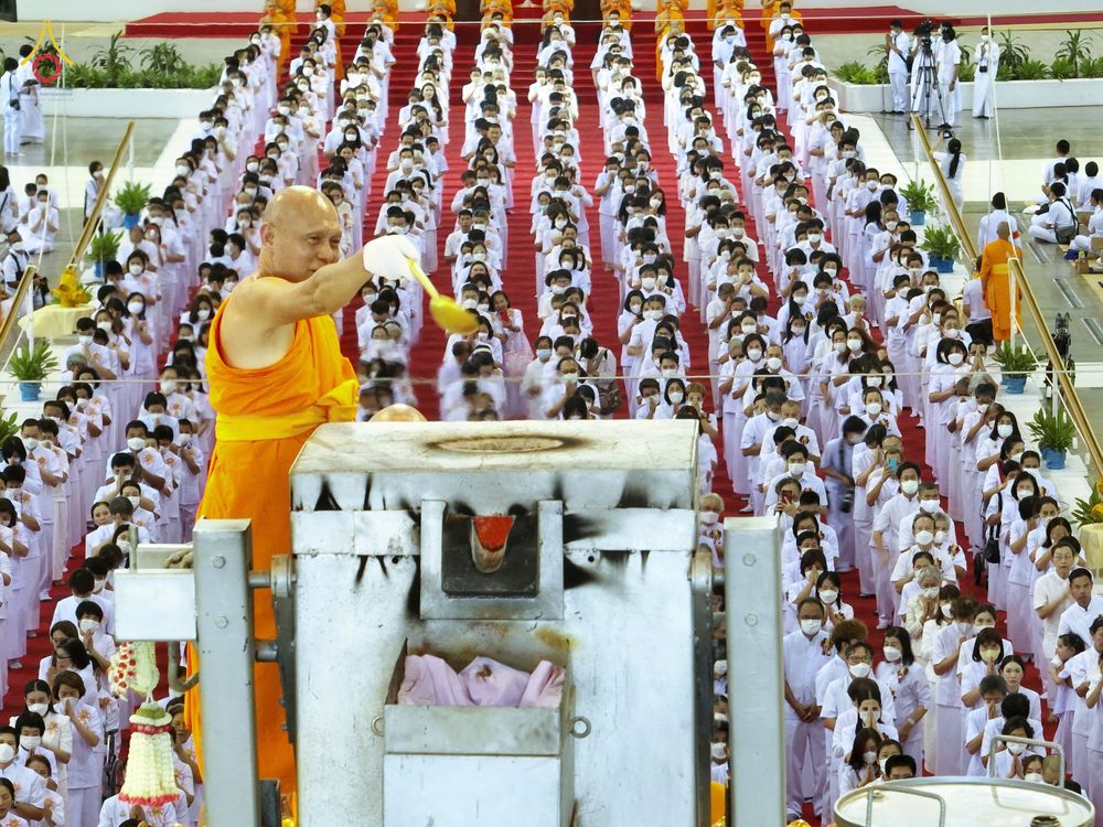 ภาพ No.81629:พิธีหล่อพระประธานเพื่อประดิษฐาน ณ ห้องแก้วสารพัดนึก 2 เนื่องในวันวิสาขบูชา วันเสาร์ที่ 3 มิถุนายน 2566 ณ วัดพระธรรมกาย จ.ปทุมธานี