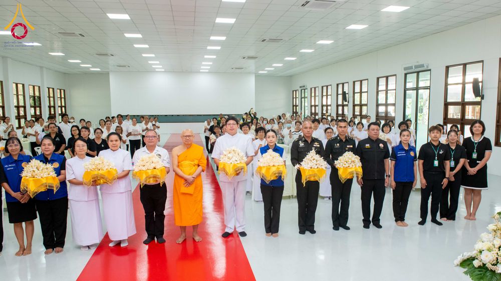 ภาพ No.327568:วันศุกร์ที่ 1 พฤษภาคม พ.ศ. 2569 รวมใจพสกนิกรชาวอำเภอคลองหลวง ประดิษฐ์ดอกไม้จันทน์ เพื่อใช้ในพิธีถวายดอกไม้จันทน์ในงานพระราชพิธีถวายพระเพลิงพระบรมศพ สมเด็จพระนางเจ้าสิริกิติ์ พระบรมราชินีนาถ พระบรมราชชนนีพันปีหลวง ณ วัดพระธรรมกาย