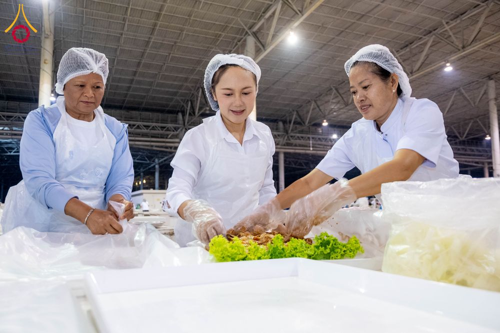 ภาพ No.303790:วันที่ 28 มกราคม พ.ศ. 2569 พิธีถวายภัตตาหารเป็นสังฆทาน แด่พระธรรมยาตรา ณ วัดพระธรรมกาย  จังหวัดปทุมธานี ในโครงการธรรมยาตรา กตัญญูบูชา มหาปูชนียาจารย์ พระมงคลเทพมุนี(สด จนฺทสโร) พระผู้ปราบมาร อนุสรณ์สถาน 7 แห่ง ปีที่ 14