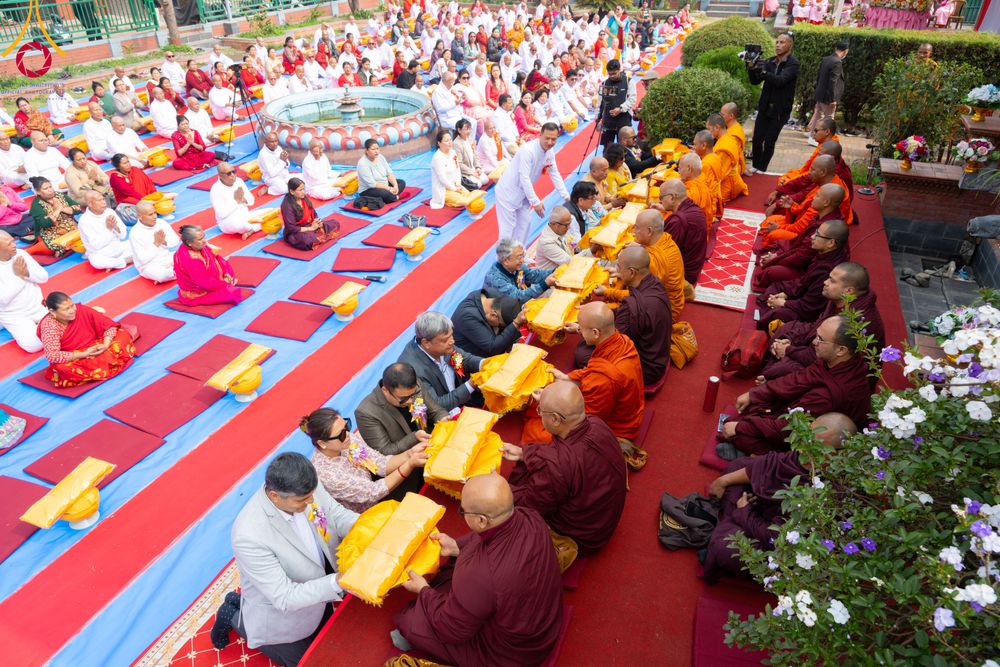 ภาพ No.313406:วันพฤหัสบดีที่ 12 มีนาคม พ.ศ. 2569 พิธีมอบบาตรและผ้าไตรในโครงการบรรพชาสามเณร 500 รูป  ณ นาคบาฮาล (Nagbahal) ประเทศเนปาล