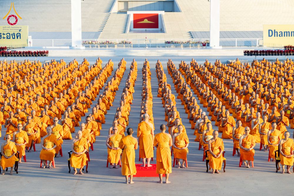 ภาพ No.285258:วันจันทร์ที่ 15 ธันวาคม พ.ศ.2568  บันทึกภาพหมู่ประวัติศาสตร์ โครงการบรรพชาอุปสมบทหมู่  รุ่นบูชาธรรมมหาปูชนียาจารย์ ประจำปี 2568 ณ ลานธรรมมหาธรรมกายเจดีย์ วัดพระธรรมกาย