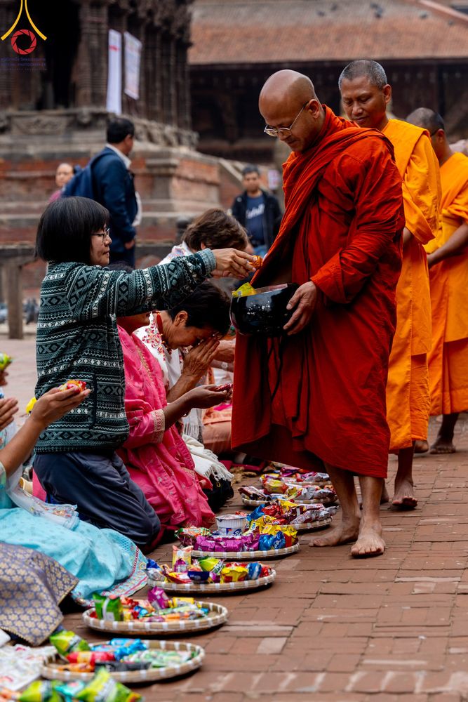 ภาพ No.317260:วันอังคารที่ 31 มีนาคม พ.ศ.2569 จาริกบิณฑบาตแห่งศรัทธา จากวัดอเชศวรสู่สี่แยกปาตันและวัดศรี ประเทศเนปาล