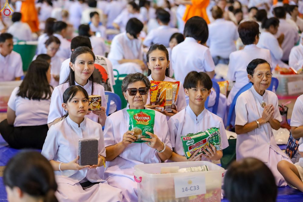 ภาพ No.311321:วันอาทิตย์ต้นเดือนที่ 1 มีนาคม พ.ศ.2569 พิธีตักบาตร และ พิธีบูชาข้าวพระ ณ สภาธรรมกายสากล วัดพระธรรมกาย