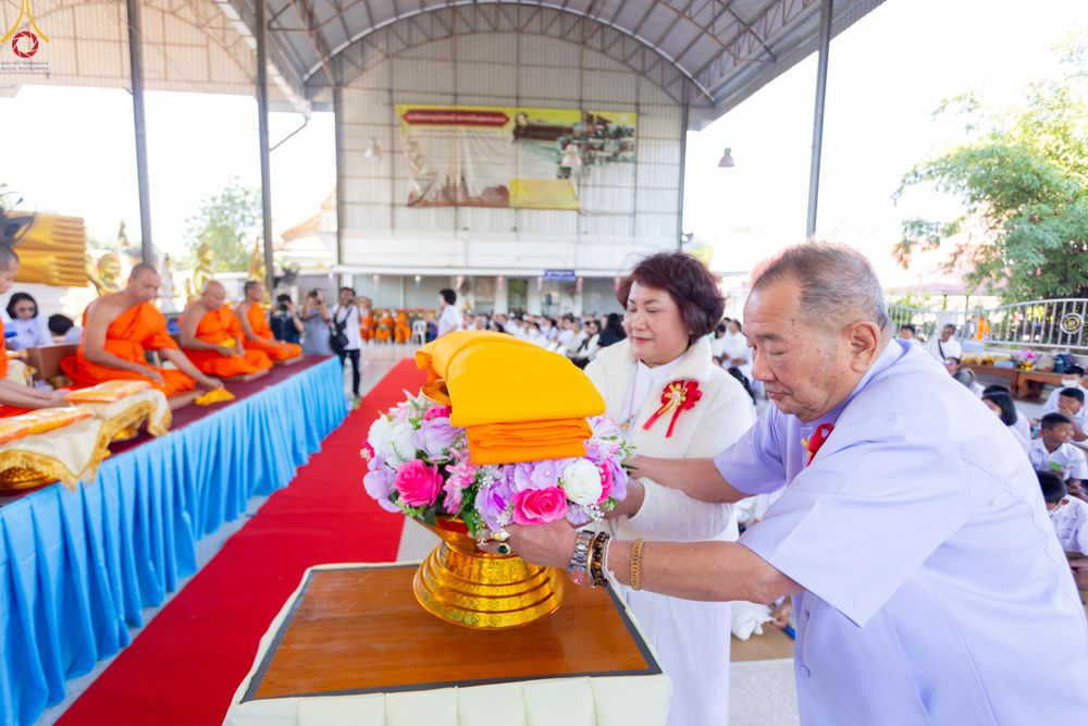 ภาพ No.293295:วันที่ 12 มกราคม พ.ศ. 2569 พิธีทอดผ้าป่าทำนุบำรุงศาสนสถาน ณ วัดพรสวรรค์ อ.สองพี่น้อง จ.สุพรรณบุรี ในโครงการธรรมยาตรา กตัญญูบูชา มหาปูชนียาจารย์ พระมงคลเทพมุนี(สด จนฺทสโร) พระผู้ปราบมาร อนุสรณ์สถาน 7 แห่ง ปีที่ 14