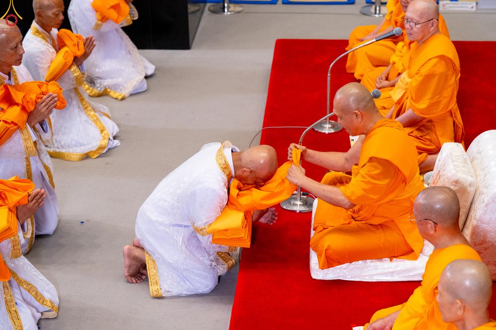 ภาพ No.330756:วันวิสาขบูชา อาทิตย์ที่ 31 พฤษภาคม พ.ศ.2569 พิธีบรรพชาสามเณรอุบาสก 11 ท่าน , พิธีถวายบาตรผ้าไตร และจตุปัจจัยไทยธรรม แด่สามเณร , พิธีอุปสมบทอุทิศชีวิต , พิธีกล่าวคำกัปปิยภัณฑ์  ณ อุโบสถพระไตรปิฎก วัดพระธรรมกาย จังหวัดปทุมธานี