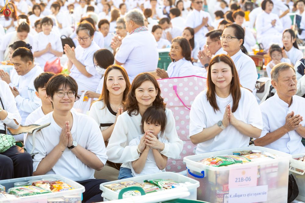 ภาพ No.279795:วันที่ 1 มกราคม พ.ศ.2569 พิธีตักบาตรในวันขึ้นปีใหม่ ณ ลานธรรม วัดพระธรรมกาย