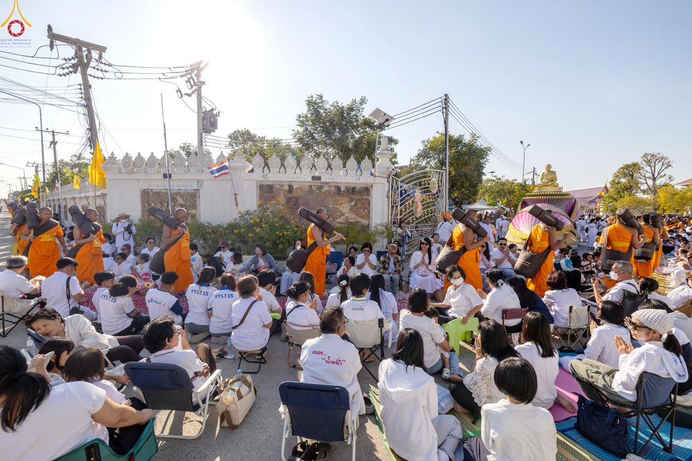 ภาพ No.292907:วันที่ 11 มกราคม พ.ศ. 2569 พิธีต้อนรับพระธรรมยาตรา ณ อนุสรณ์สถานลำดับที่ 3 สถานที่เกิดในเพศสมณะ วัดสองพี่น้อง อำเภอสองพี่น้อง จังหวัดสุพรรณบุรี ในโครงการธรรมยาตรา กตัญญูบูชา มหาปูชนียาจารย์ พระมงคลเทพมุนี(สด จนฺทสโร) พระผู้ปราบมาร อนุสรณ์สถาน 7 แห่ง ปีที