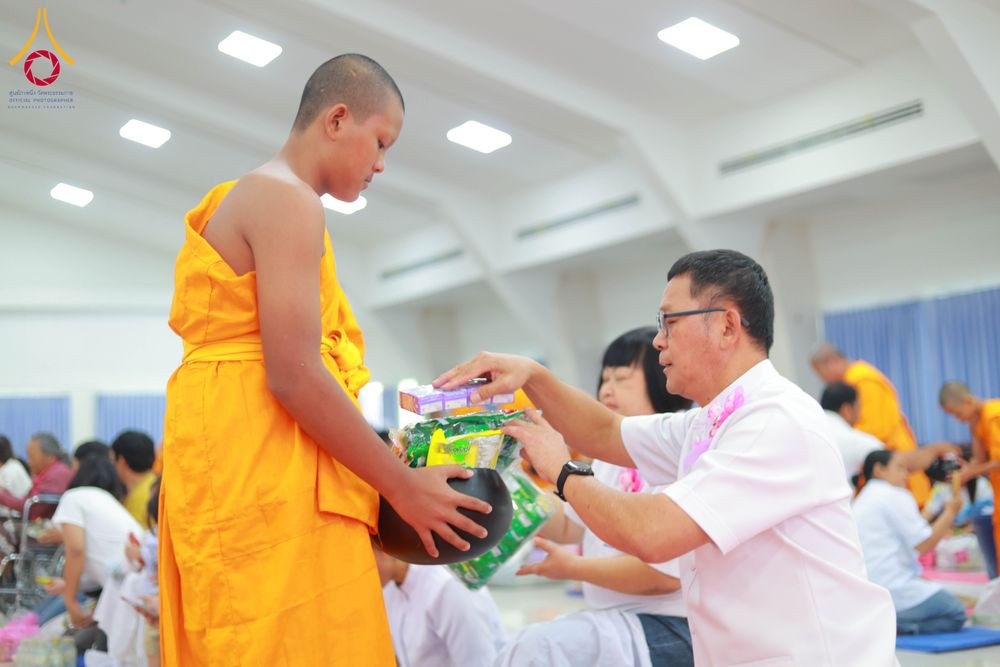 ภาพ No.321888:วันที่ 12 เมษายน พ.ศ.2569 ตักบาตรสงกรานต์ฉลองสามเณรใหม่  ณ ศูนย์ปฏิบัติธรรมระยอง(บ้านช่องลม)