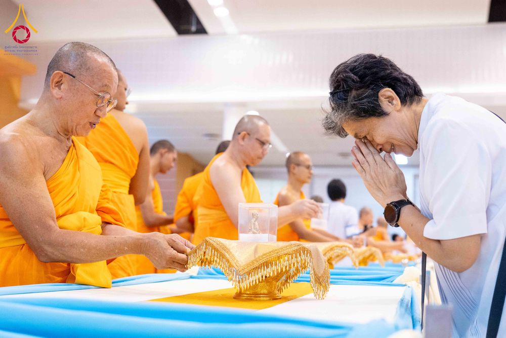 ภาพ No.338076:วันอาทิตย์ต้นเดือน 5 กรกฎาคม พ.ศ.2569 สัมมนาพิเศษ พิธีมอบพระของขวัญ ณ ห้องแก้วสารพัด1 วัดพระธรรมกาย