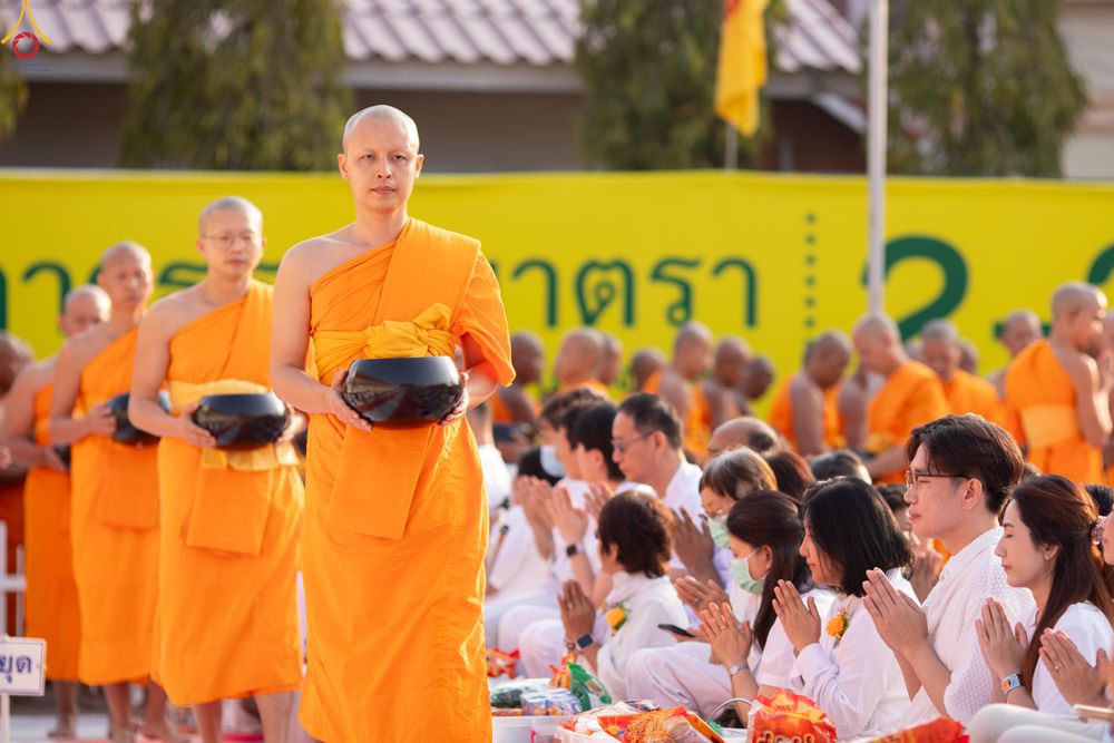 ภาพ No.297620:วันที่ 18 มกราคม พ.ศ. 2569 พิธีตักบาตรพระธรรมยาตรา ณ วัดโบสถ์บน ต.บางคูเวียง จ.นนทบุรี อนุสรณ์สถานลำดับที่ 4 สถานที่เกิดด้วยกายธรรม ในโครงการธรรมยาตรา กตัญญูบูชา มหาปูชนียาจารย์ พระมงคลเทพมุนี(สด จนฺทสโร) พระผู้ปราบมาร อนุสรณ์สถาน 7 แห่ง ปีที่ 14