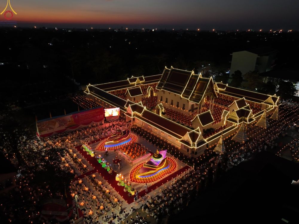 ภาพ No.73340:พิธีจุดประทีปถวายเป็นพุทธบูชา และบูชาธรรมมหาปูชนียาจารย์ ในโครงการธรรมยาตรากตัญญูบูชา มหาปูชนียาจารย์ พระมงคลเทพมุนี(สด จนฺทสโร) พระผู้ปราบมาร ปีที่ 11 ณ อนุสรณ์สถานลำดับที่ 4 สถานที่เกิดด้วยกายธรรม วัดโบสถ์ (บน) บางคูเวียง อ.บางกรวย จ.นนทบุรี วันที่ 21 
