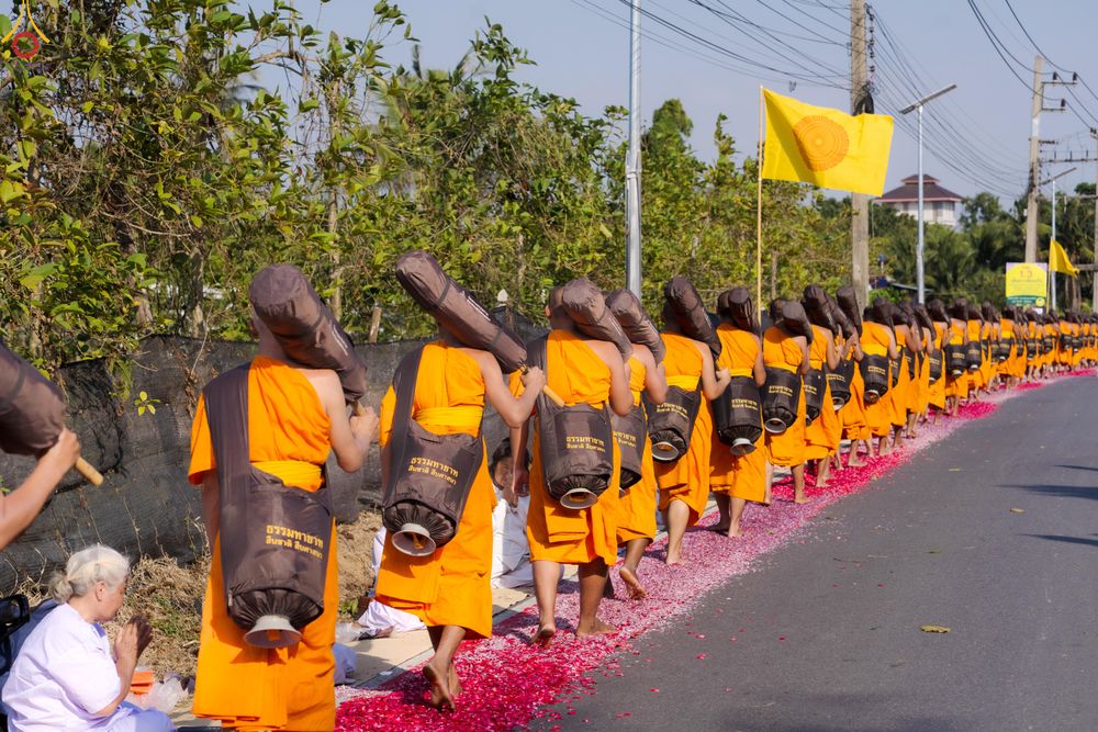 ภาพ No.290445:วันที่ 7 มกราคม พ.ศ. 2569 พิธีต้อนรับพระธรรมยาตรา ณ อนุสรณ์สถานลำดับที่ 2  สถานที่ตั้งมโนปณิธานบวชตลอดชีวิต อนุสรณ์สถานคลองบางนางแท่น (ภาพชุดที่ 2) อ.สามพราน จ.นครปฐม ในโครงการธรรมยาตรา กตัญญูบูชา มหาปูชนียาจารย์ พระมงคลเทพมุนี(สด จนฺทสโร) พระผู้ปราบมาร 