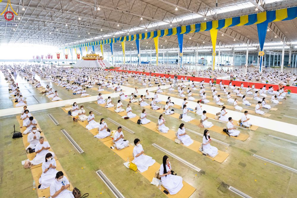 ภาพ No.83727:พิธีวางแผ่นจารึกชื่อและพิธีวางพวงมาลัยสักการะพระประธาน วันอาทิตย์ที่ 16 กรกฎาคม พ.ศ. 2566 ณ รัตนบัลลังก์ สภาธรรมกายสากล วัดพระธรรมกาย