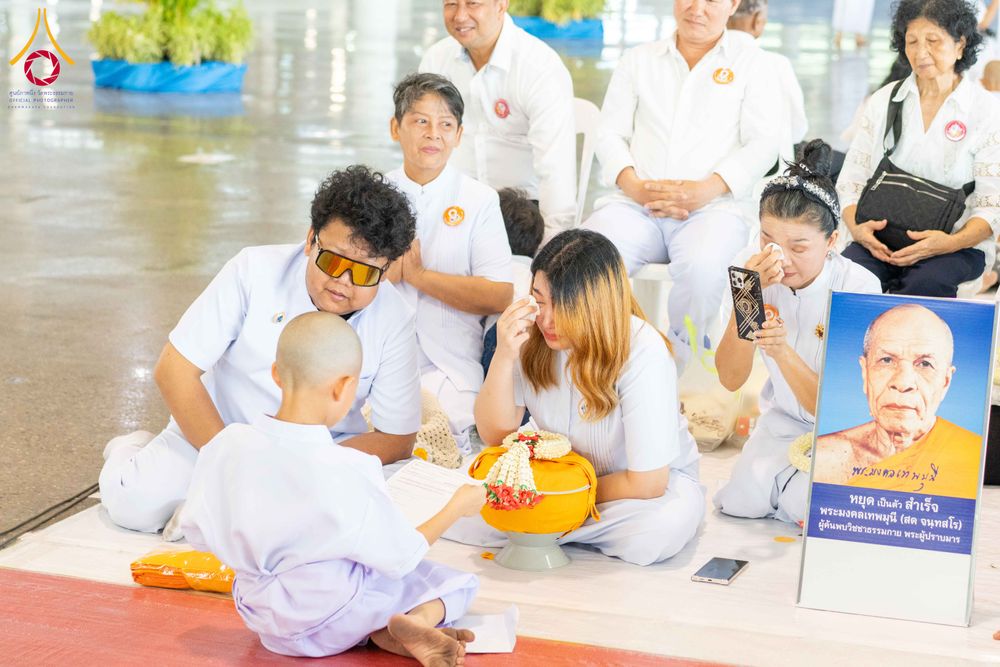 ภาพ No.319464:วันเสาร์ที่ 4 เมษายน พ.ศ.2569 พิธีขอขมา มอบผ้าไตร และถวายบาตรแด่นาคธรรมทายาท ในโครงการบรรพชาสามเณรฟื้นฟูพระพุทธศาสนาทั่วไทย โครงการหน่อแก้วเปรียญธรรม รุ่นที่ 14 โครงการสามเณรยุวธรรมทายาท รุ่นที่ 34 โครงการสามเณรมัชฌิมธรรมทายาท รุ่นที่ 30 ณ สภาธรรมกายสากล