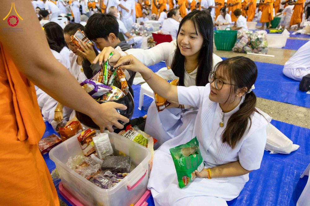 ภาพ No.308279:วันที่ 1  กุมภาพันธ์ พ.ศ. 2569 พิธีตักบาตรข้าวสารอาหารแห้ง ณ บ้านแก้วเรือนทองคุณยาย สภาธรรมกายสากล วัดพระธรรมกาย
