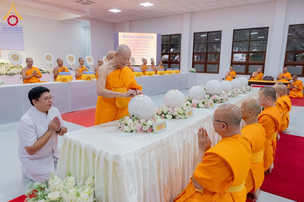 ภาพ No.294251:วันอาทิตย์ที่ 14 ธันวาคม พ.ศ.2568 พิธีเจริญพระพุทธมนต์สมโภชดวงแก้วลูกนิมิตเอก และดวงแก้วนิมิตปฏิบัติธรรม อัญเชิญประดิษฐาน  ณ วัดพระธรรมกายในประเทศสหรัฐอเมริกาและประเทศเยอรมนี 7 แห่ง ณ อาคารปลูกศรัทธา 2 วัดพระธรรมกาย