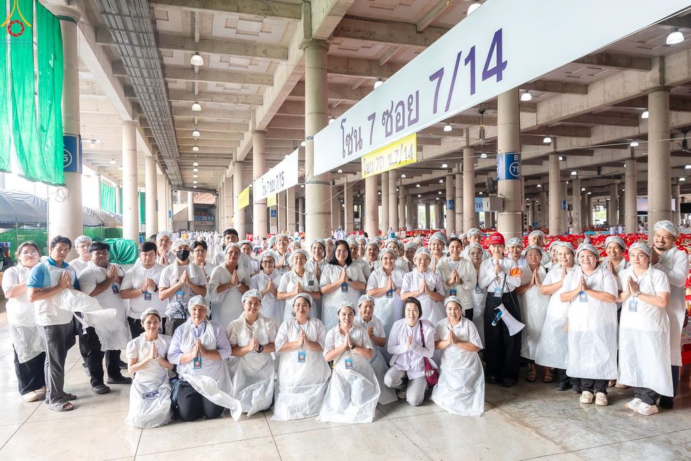 ภาพ No.325693:วันที่ 22 เมษายน พ.ศ.2569(วันคุ้มครองโลก) งานถวายมหาสังฆทาน 40,000 กว่าวัดทั่วประเทศ เจ้าหน้าที่ สาธุชน ร่วมใจจัดเตรียมภัตตาหารเพล (ชุด 2)