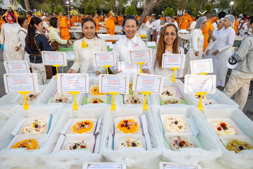 ภาพ No.293594:วันที่ 13 มกราคม พ.ศ. 2569 พิธีถวายภัตตาหารเป็นสังฆทาน แด่พระธรรมยาตรา ณ อนุสรณ์สถานมหาวิหารพระมงคลเทพมุนี (โลตัสแลนด์) อ.สองพี่น้อง จ.สุพรรณบุรี ในโครงการธรรมยาตรา กตัญญูบูชา มหาปูชนียาจารย์ พระมงคลเทพมุนี(สด จนฺทสโร) พระผู้ปราบมาร อนุสรณ์สถาน 7 แห่ง ปี