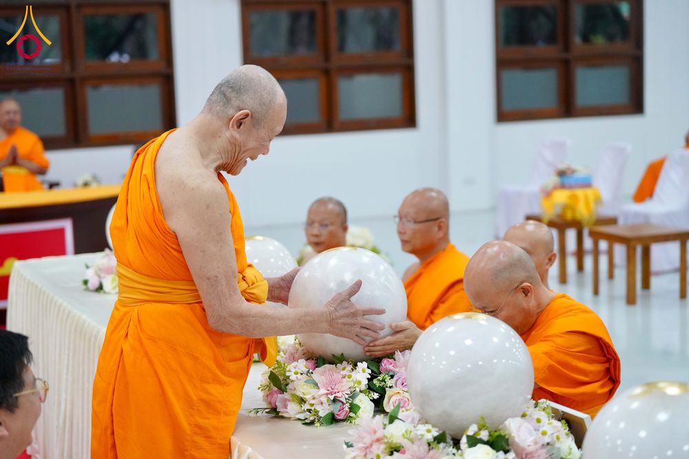 ภาพ No.294254:วันอาทิตย์ที่ 14 ธันวาคม พ.ศ.2568 พิธีเจริญพระพุทธมนต์สมโภชดวงแก้วลูกนิมิตเอก และดวงแก้วนิมิตปฏิบัติธรรม อัญเชิญประดิษฐาน  ณ วัดพระธรรมกายในประเทศสหรัฐอเมริกาและประเทศเยอรมนี 7 แห่ง ณ อาคารปลูกศรัทธา 2 วัดพระธรรมกาย