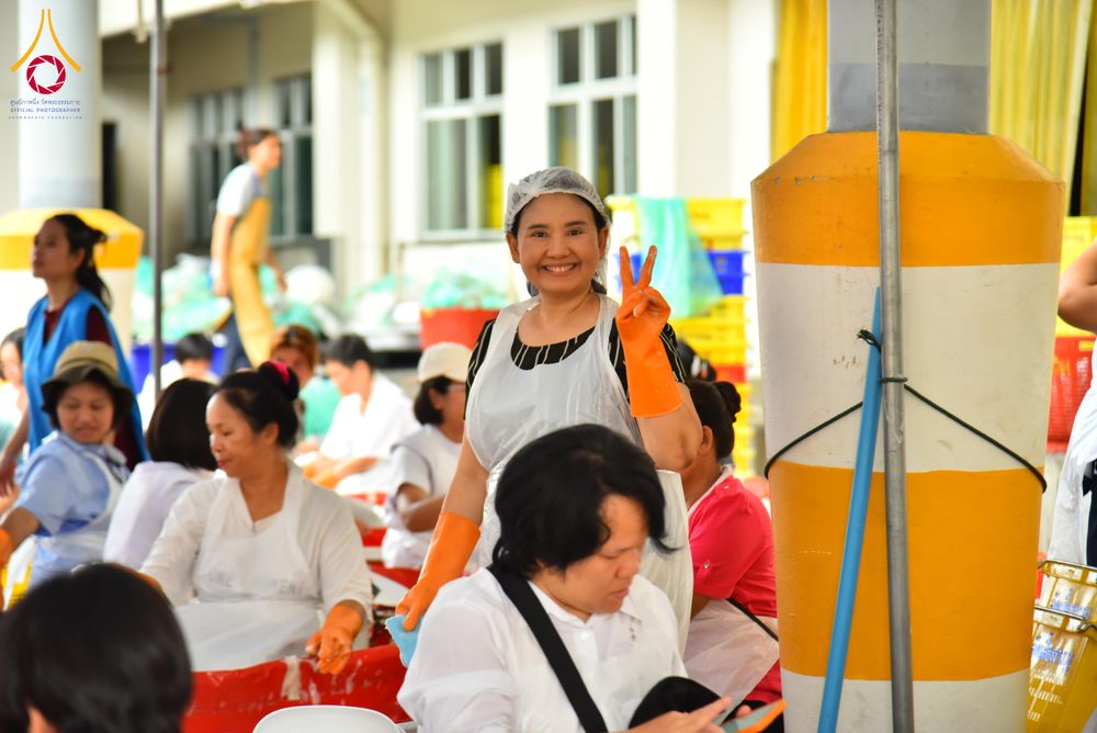 ภาพ No.325252:วันที่ 24-25 เมษายน พ.ศ.2569  เจ้าหน้าที่และอาสาสมัครรับบุญเก็บงานล้างภาชนะ งานถวายมหาสังฆทาน 40,000 กว่าวัดทั่วประเทศ  ณ โรงครัว 71 ปีวัดพระธรรมกาย