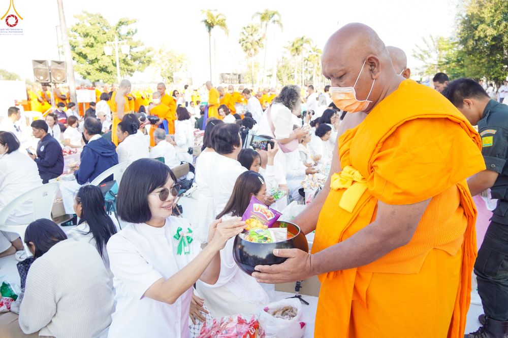ภาพ No.282709:วันเสาร์ที่ 20 ธันวาคม พ.ศ.2568 พิธีตักบาตรพระ 10,000 รูป (ชุด 2) เนื่องในโอกาส 194 ปี จังหวัดกาญจนบุรี และอุทิศส่วนกุศลให้แด่บรรพชนทั้งหลาย บริเวณถนนสองแคว (Skywalk) เมืองกาญจนบุรี