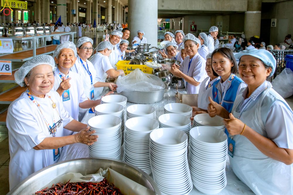 ภาพ No.325705:วันที่ 22 เมษายน พ.ศ.2569(วันคุ้มครองโลก) งานถวายมหาสังฆทาน 40,000 กว่าวัดทั่วประเทศ เจ้าหน้าที่ สาธุชน ร่วมใจจัดเตรียมภัตตาหารเพล (ชุด 2)