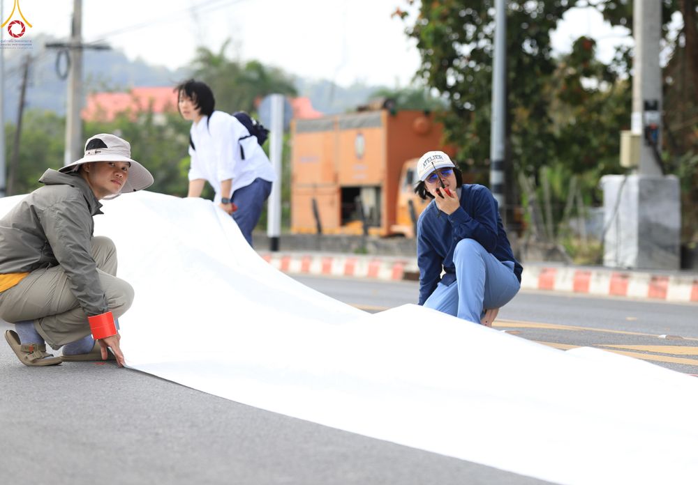 ภาพ No.280880:วันที่ 27 ธันวาคม พ.ศ.2568 คณะสงฆ์และเจ้าหน้าที่ทุกสังกัด ช่วยกันเตรียมงานตักบาตรพระ 1,000 รูป จ.สตูล