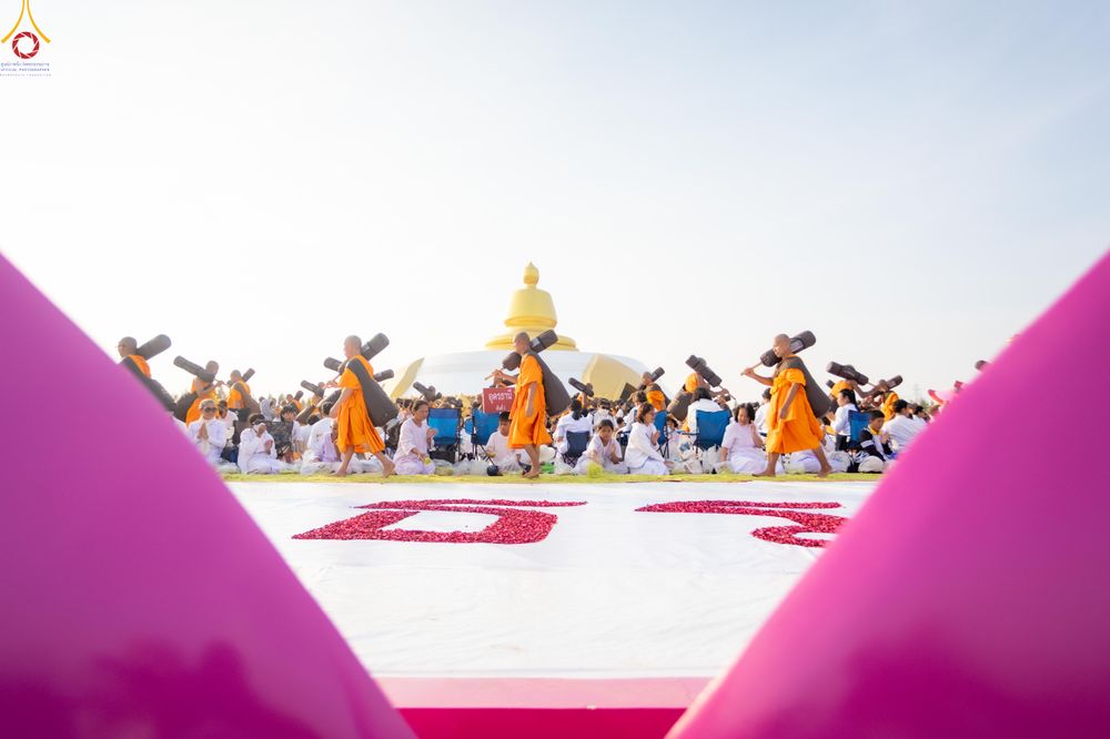 ภาพ No.299547:วันที่ 18 มกราคม พ.ศ. 2569 พิธีต้อนรับพระธรรมยาตรา (ภาพชุดที่ 2) ณ อนุสรณ์สถานลำดับที่ 5  สถานที่เผยแผ่วิชชาธรรมกายครั้งแรก อนุสรณ์สถานบางปลา วัดบางปลา อำเภอบางเลน จังหวัดนครปฐม ในโครงการธรรมยาตรา กตัญญูบูชา มหาปูชนียาจารย์ พระมงคลเทพมุนี(สด จนฺทสโร) พระ