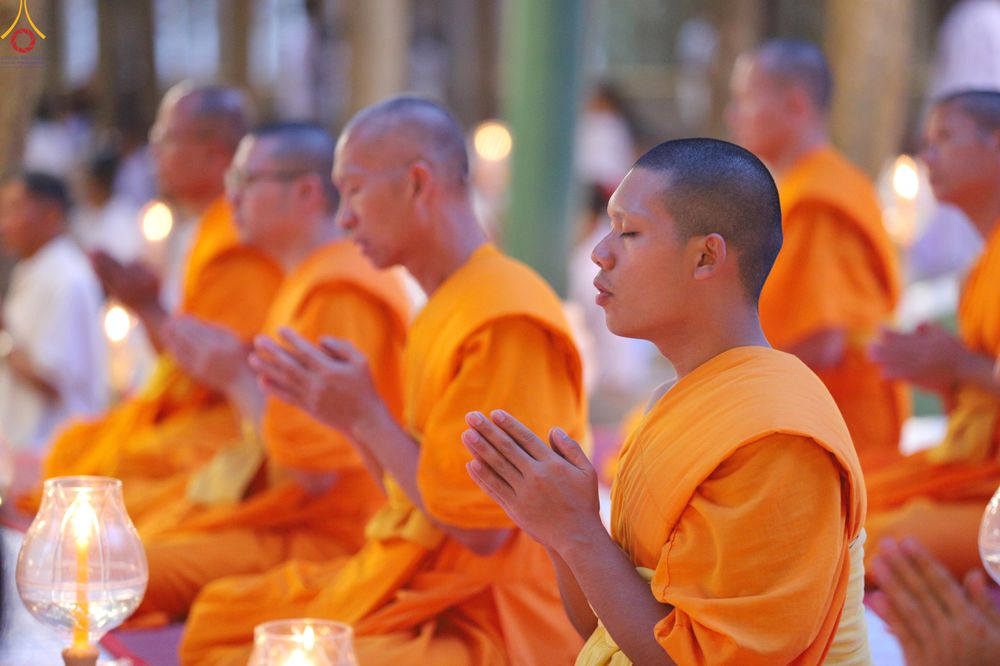 ภาพ No.290181:วันที่ 6 มกราคม พ.ศ. 2569 พิธีจุดประทีปถวายเป็นพุทธบูชา และบูชาธรรมมหาปูชนียาจารย์ (ภาพชุดที่ 2) ณ อนุสรณ์สถานมหาวิหารพระมงคลเทพมุนี (โลตัสแลนด์) อ.สองพี่น้อง จ.สุพรรณบุรี ในโครงการธรรมยาตรา กตัญญูบูชา มหาปูชนียาจารย์ พระมงคลเทพมุนี(สด จนฺทสโร) พระผู้ปรา