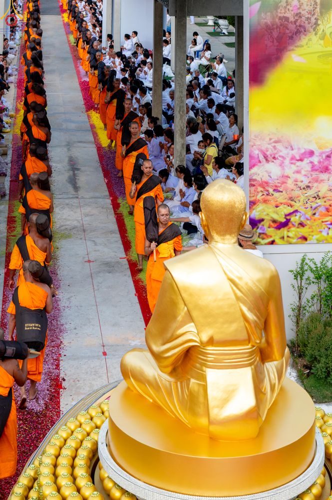 ภาพ No.287881:วันที่ 3 มกราคม พ.ศ. 2569 พิธีต้อนรับพระธรรมยาตรา ครั้งที่ 2 (ภาพชุดที่ 2) ในโครงการธรรมยาตรา กตัญญูบูชา มหาปูชนียาจารย์ พระมงคลเทพมุนี(สด จนฺทสโร) พระผู้ปราบมาร อนุสรณ์สถาน 7 แห่ง ปีที่ 14 ณ อนุสรณ์สถานมหาวิหารพระมงคลเทพมุนี (โลตัสแลนด์) อ.สองพี่น้อง จ.