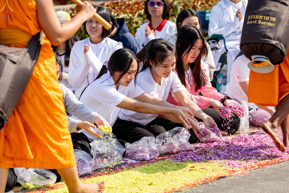 ภาพ No.304793:วันที่ 25 มกราคม พ.ศ. 2569 พิธีต้อนรับพระธรรมยาตรา (ภาพชุดที่ 2) รร.สามัคคีราษฏร์บำรุง-วัดพระธรรมกาย ในโครงการธรรมยาตรา กตัญญูบูชา มหาปูชนียาจารย์ พระมงคลเทพมุนี(สด จนฺทสโร) พระผู้ปราบมาร อนุสรณ์สถาน 7 แห่ง ปีที่ 14