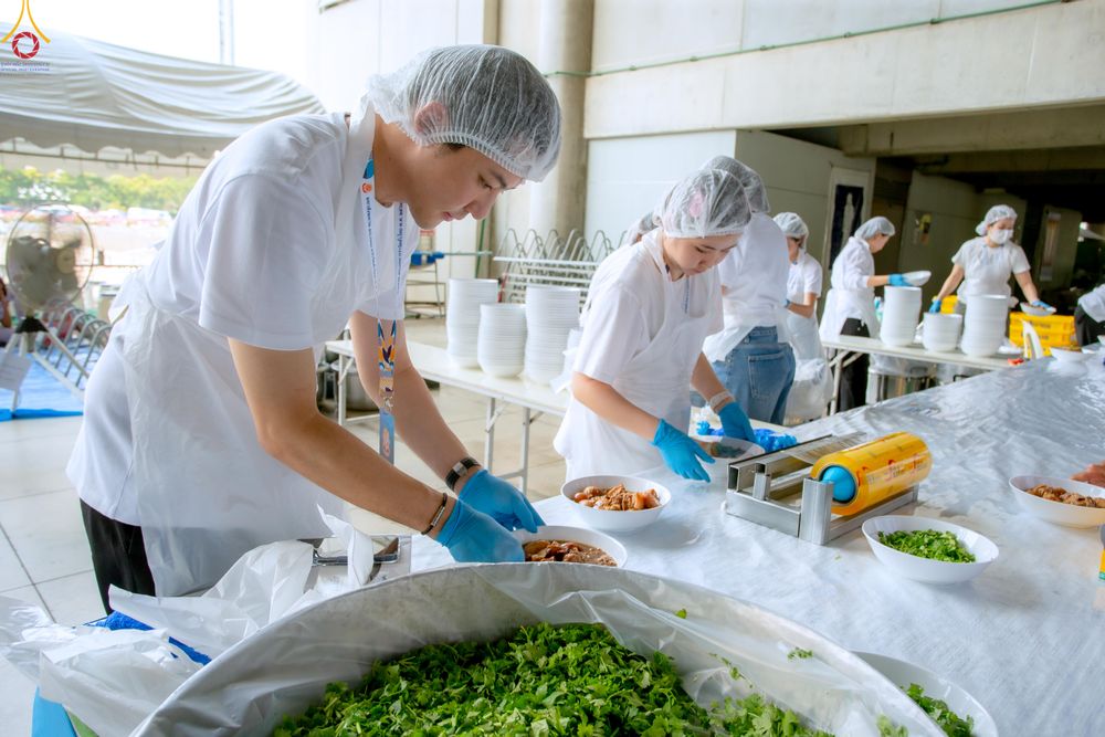 ภาพ No.325768:วันที่ 22 เมษายน พ.ศ.2569(วันคุ้มครองโลก) งานถวายมหาสังฆทาน 40,000 กว่าวัดทั่วประเทศ เจ้าหน้าที่ สาธุชน ร่วมใจจัดเตรียมภัตตาหารเพล (ชุด 2)